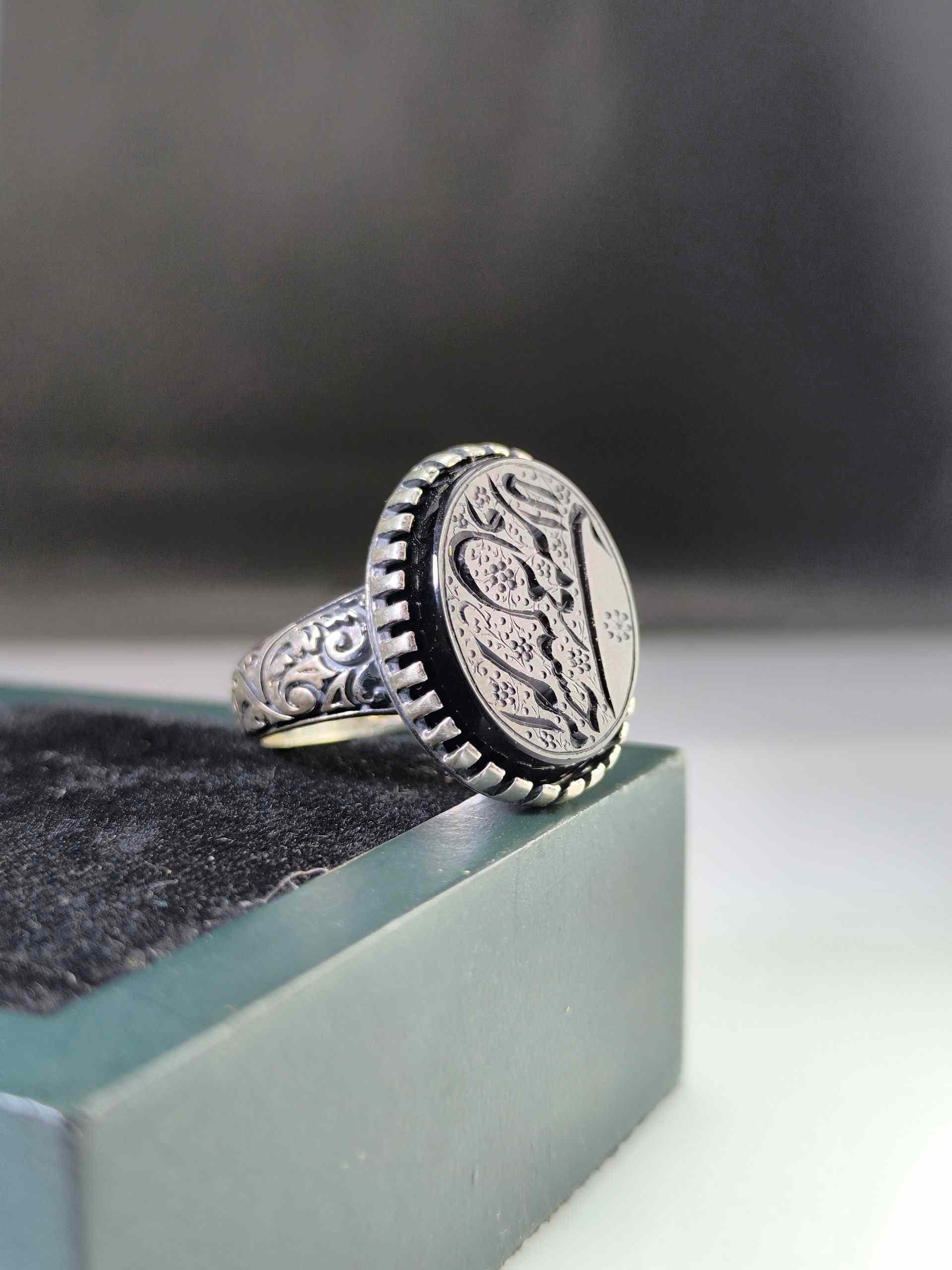 Black agate ring with Amiri Hossein and Naem al-Amir motifs