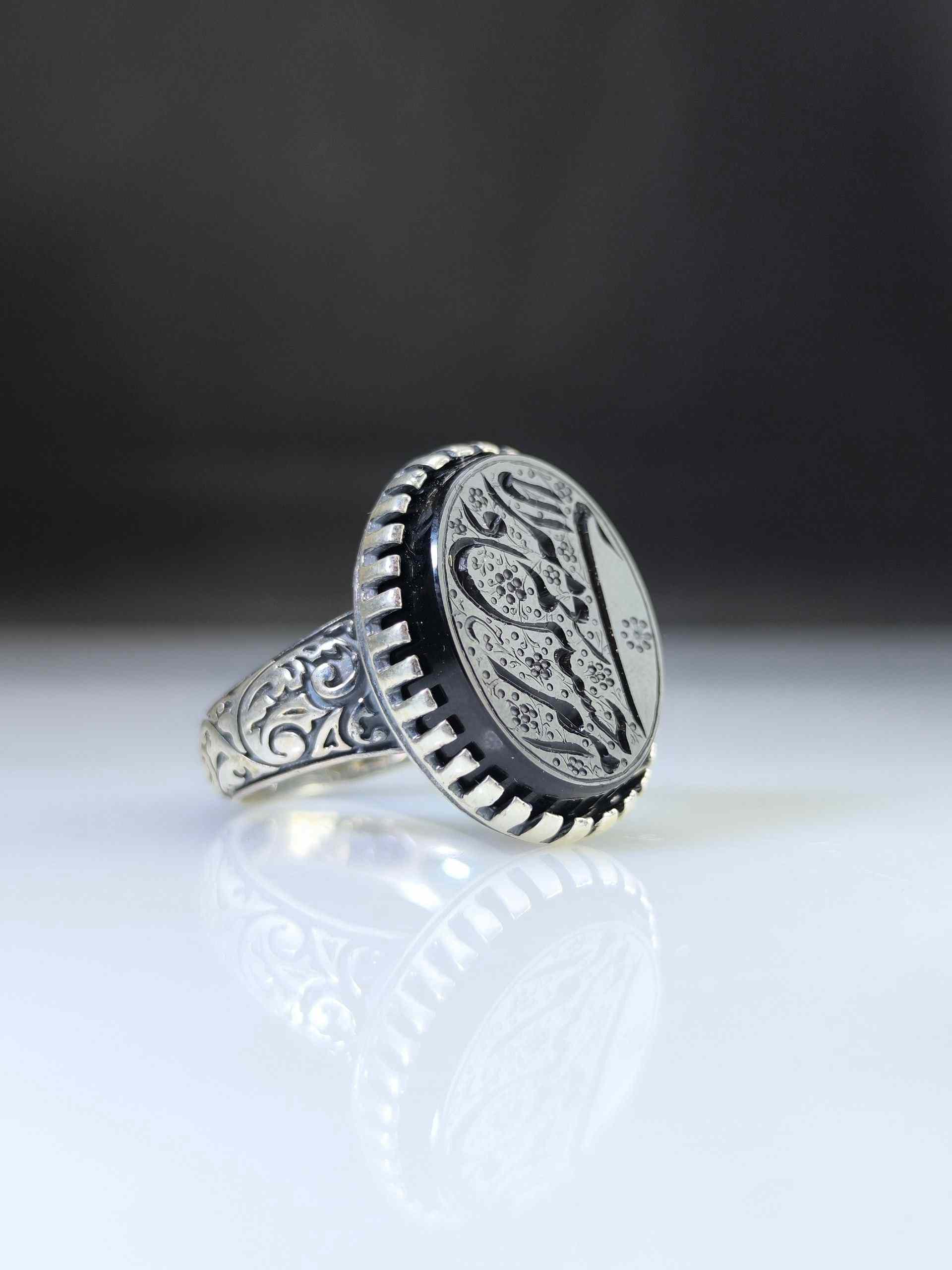 Black agate ring with Amiri Hossein and Naem al-Amir motifs