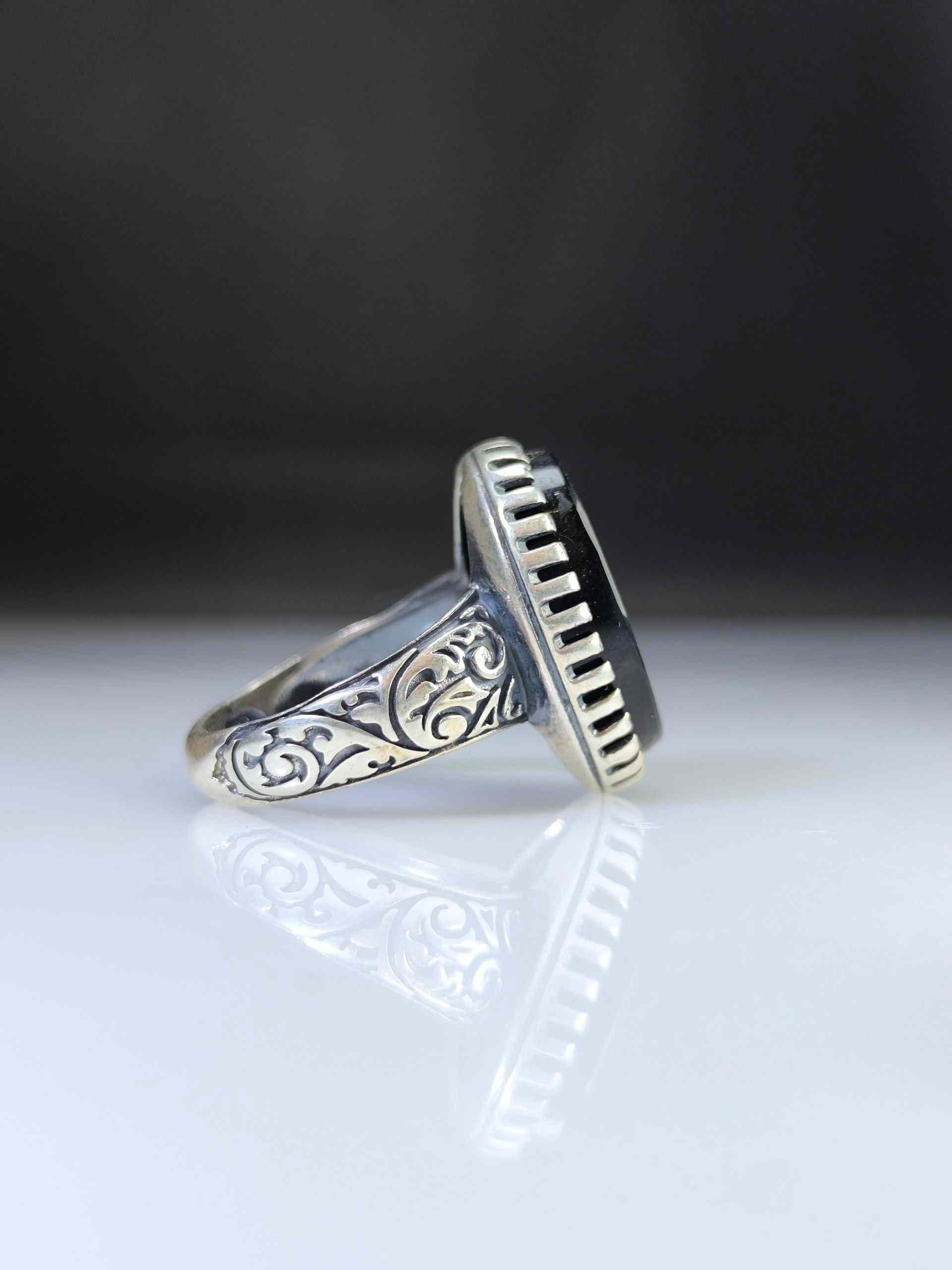 Black agate ring with Amiri Hossein and Naem al-Amir motifs