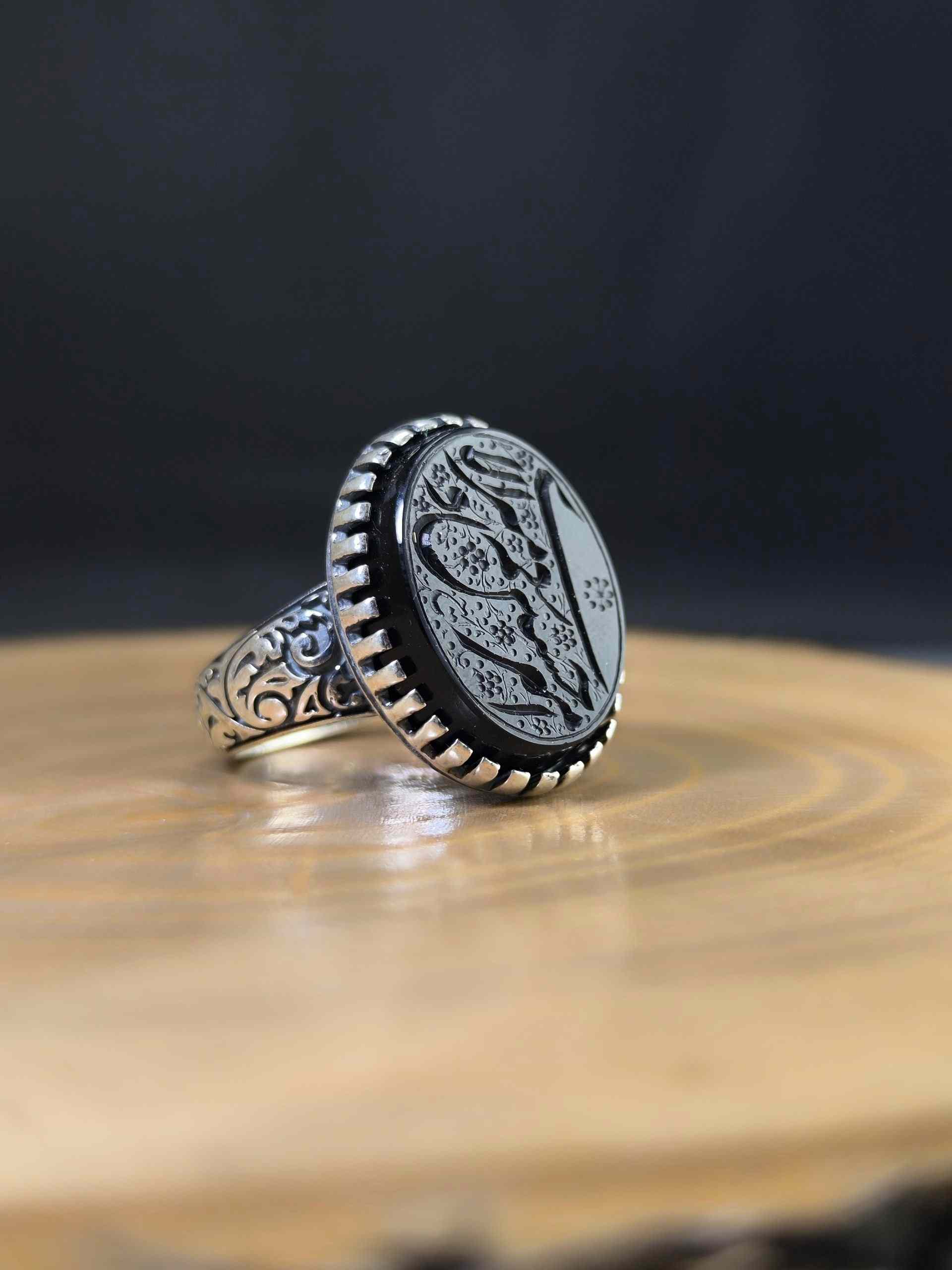Black agate ring with Amiri Hossein and Naem al-Amir motifs